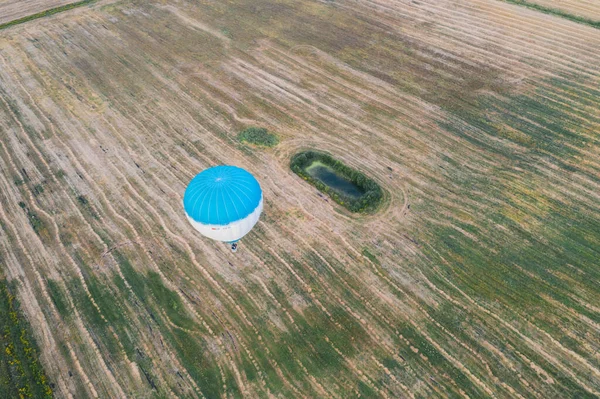 Ballonvlucht met warme lucht over de velden van Belarus. — Stockfoto