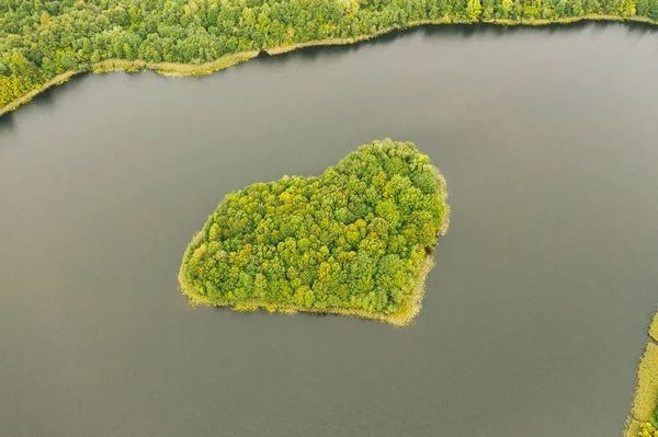 Flygfoto över en ö. Ön bildas som ett grönt hjärta. — Stockfoto