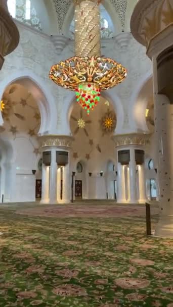 Abu Dhabi, Emirados Árabes Unidos, janeiro de 2020: dentro da Grande Mesquita do Xeque Zayed, tapete — Vídeo de Stock