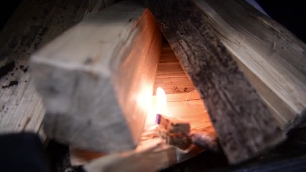에코 는 벽난로에서 불을 피우는 것을 의미 한다. Sawdust 와 paraffin. 목욕용 장작 — 비디오
