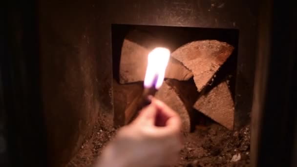 Kadınlar, Rus hamamı için odun yakmak için kibrit kullanıyor. — Stok video
