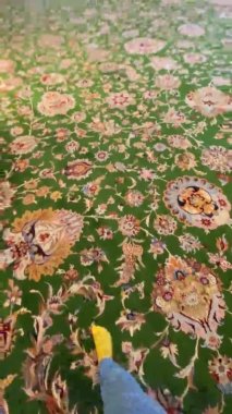 Abu Dabi, Birleşik Arap Emirlikleri, Ocak 2020: Şeyh Zayed Büyük Camii içinde. Güzel bir halı ve pahalı bir avize. Dikey video