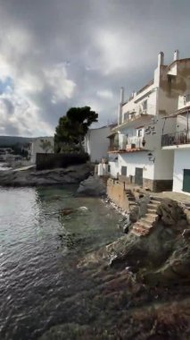 Deniz kenarındaki ev. Eski deniz kasabası Cadaques, Salvador Dali köyü. Dikey video
