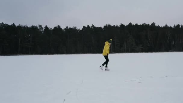 Vista aérea de las niñas patinaje sobre hielo en el lago congelado. — Vídeos de Stock