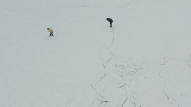 Donmuş gölde hokey oynayan adamlar.