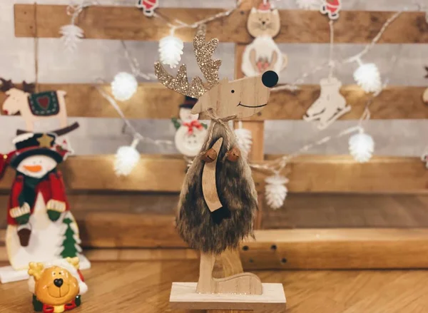 Noel süsü. Ev yapımı Noel ağacının yanında tahta geyik. Çevre dostu Noel ağacı