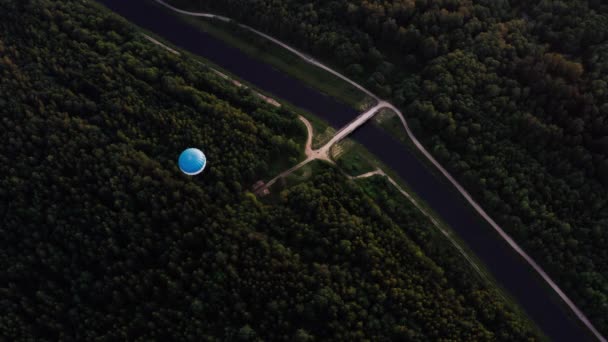 Aerial view of hot air balloon , summer landscape with forest, green meadows and river in countryside, aero adventure at sunset — Video