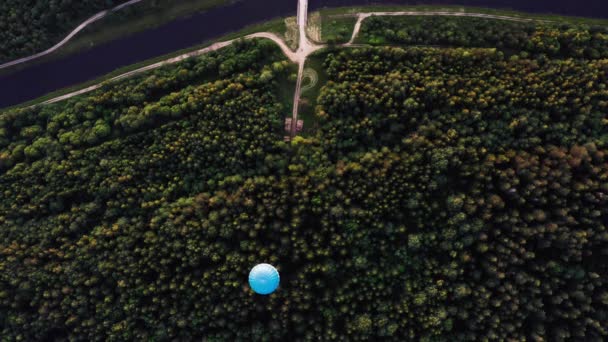 Flight above green meadows and river in countryside in hot air blue balloon with reflection in water, aerial view footage 4K,aerostat travel adventure — Stock videók