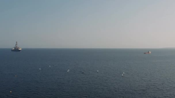 Birkaç yelkenli gemi, diğer gemilerin arka planına karşı Sea Bay 'de paralel rotalarda yol alıyor. Yaz tatillerinde su taşımacılığı ve sahil tatil teması — Stok video