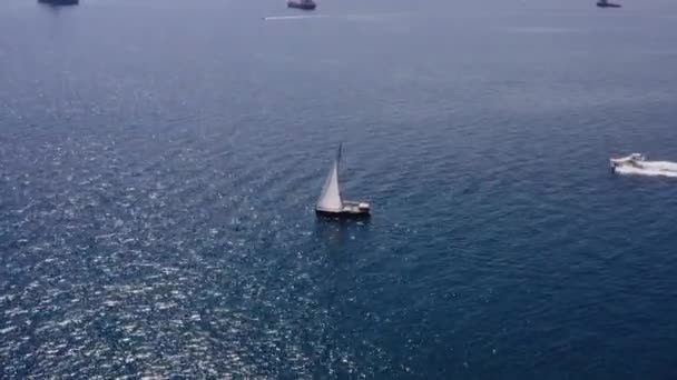 파란 바다에서 돛이 달린 보트와 모터 보트. 화창 한 날 — 비디오