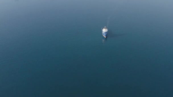 海上にコンテナが浮かぶ超大型青貨物船の空中正面図 — ストック動画