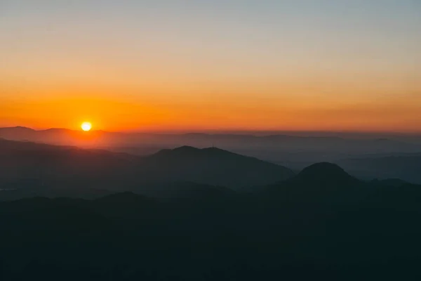 Начался новый день в горах. Восход солнца — стоковое фото