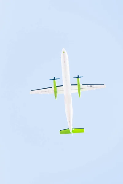 Minsk airport. Belarus. August 2020. Aeroplane Photographed From Below — Stock Photo, Image