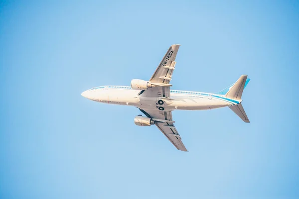 Gökyüzünde mavi bir arka planda Boeing — Stok fotoğraf
