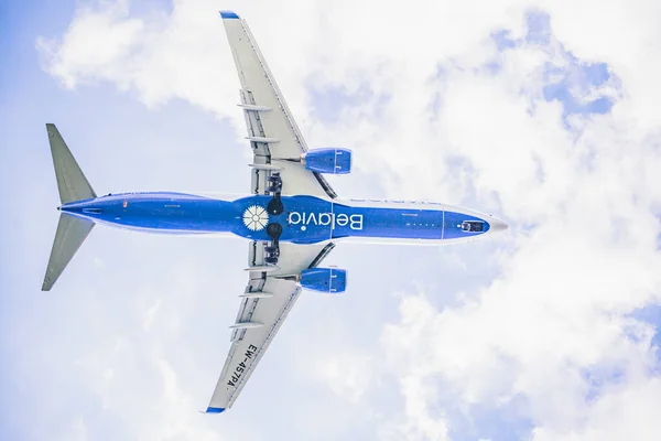 Minsk, Aeropuerto Nacional - 09.2020: Belavia Airlines se acerca al fondo del cielo azul Fotos De Stock Sin Royalties Gratis