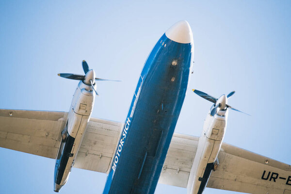 Минск, Национальный аэропорт Минск, Беларусь - май 2019 года: взлет авиакомпании "Мотор Сич" на фоне облачного неба.