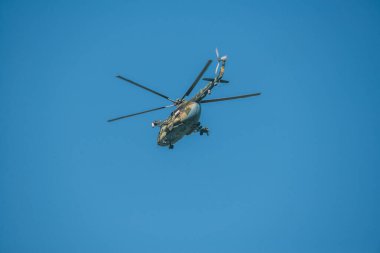 Büyük Vatanseverlik Savaşı 'nın zaferini kutlamak için 9 Mayıs' ta Beyaz Rusya 'nın Minsk kentinde düzenlenen törene askeri helikopterler katıldı..