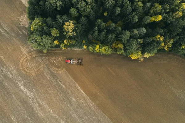 Boer in trekker bereidt landbouwgrond voor met zaaibed voor volgend jaar — Stockfoto