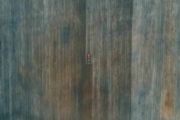 Luftaufnahme von roten Traktor-Saatanlagen auf dem Feld. Präzisionslandwirtschaftliche Stoppelbearbeitung. — Stockfoto
