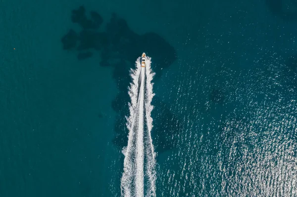 Luchtfoto van kleine boot stroomt in de Middellandse Zee, reizen en vakantie concept — Stockfoto