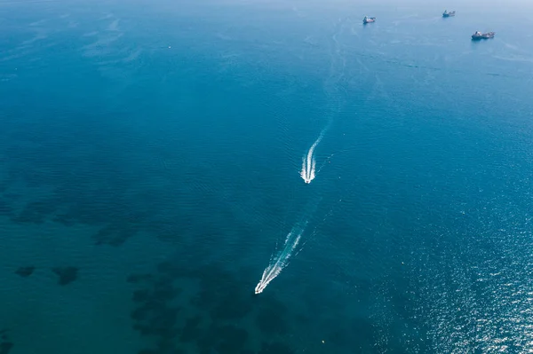 Mensen spelen een jetski in de zee.Luchtfoto. Top zicht.verbazingwekkende natuur achtergrond. — Stockfoto