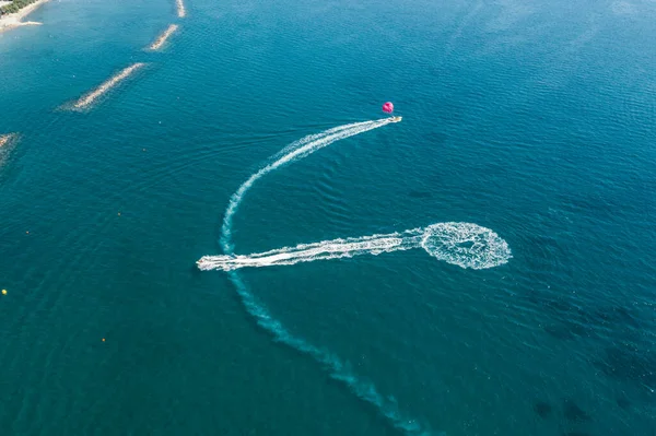 Luchtfoto van de speedboot in beweging. Vervoer over water en vrijetijdsbesteding in de zomer. — Stockfoto