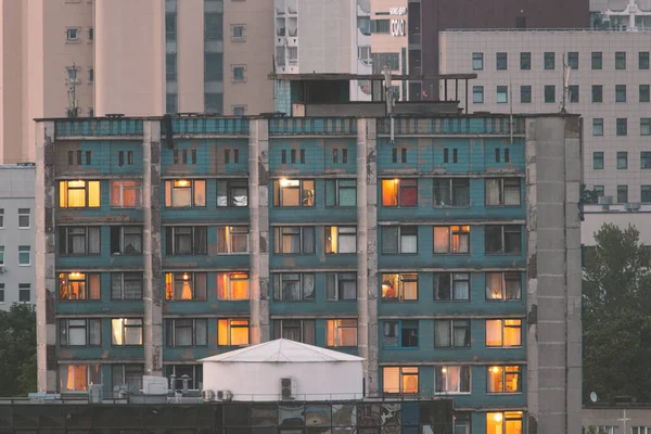 Puesta de sol en las ventanas de un antiguo albergue Fotos De Stock