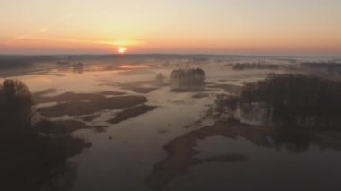 Hava görüntüsü. Güneşin doğuşunda güzel nehrin üzerinde uçmak