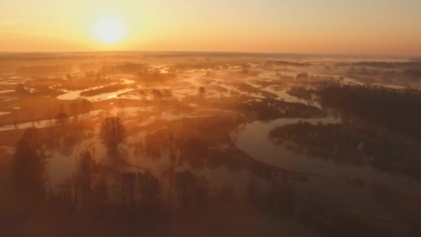 Drone sköt antenn utsikt landskap naturskönt av slingrande flod soluppgång. Morgondimma — Stockvideo