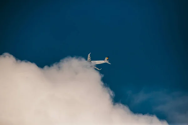 Roma, Itália - setembro de 2019: voo de avião da Ryanair no céu azul. — Fotografia de Stock