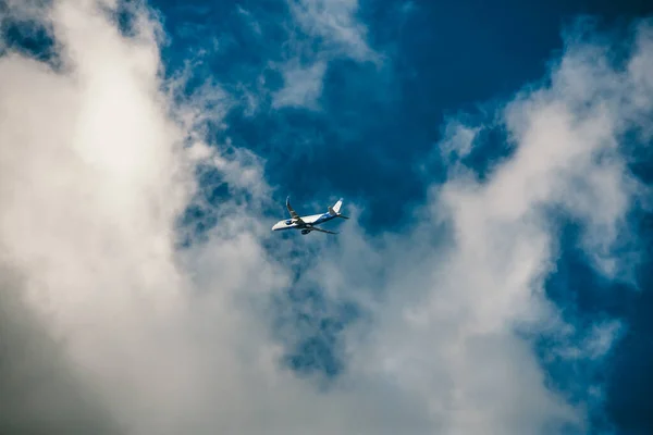 Minsk, Aeroporto Nacional de Minsk, Bielorrússia - agosto de 2019. Belavia Airlines voa nas nuvens contra o céu azul — Fotografia de Stock