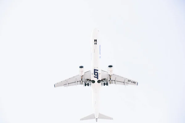 Minsk, Aeroporto Nacional - 10.2020: LOT Airlines fechar contra o fundo do céu branco — Fotografia de Stock
