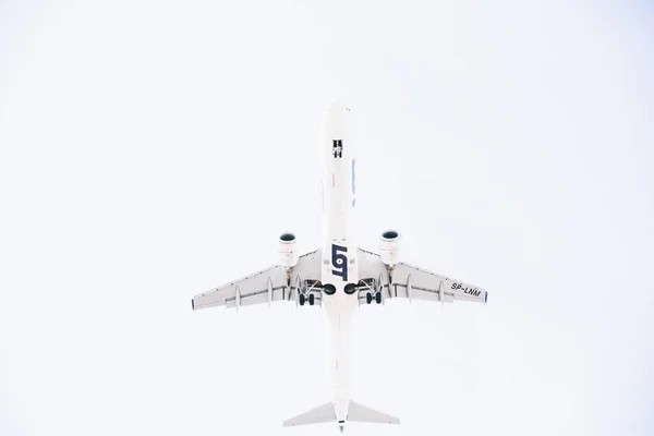 Minsk, Aeroporto Nacional - 10.2020: LOT Airlines fechar contra o fundo do céu branco — Fotografia de Stock