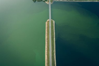 Uzun köprü. Mavinin çeşitli tonlarında. Telefonunuz için güzel ekran koruyucu.