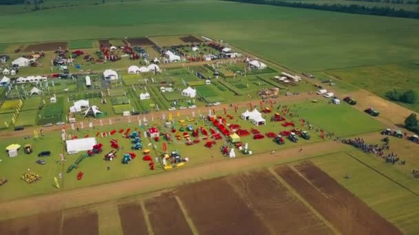 Voo sobre tratores modernos. Apresentação de máquinas agrícolas. — Vídeo de Stock