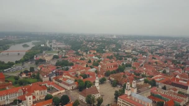 Каунас, Литва. Вид с воздуха на знаменитый город Каунас — стоковое видео