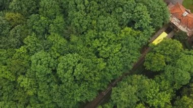 Füniküler güneş ışığına insansız hava aracı görüntüsü
