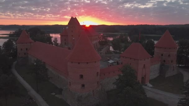 Замок крупним планом на сході сонця. Водні відображення — стокове відео