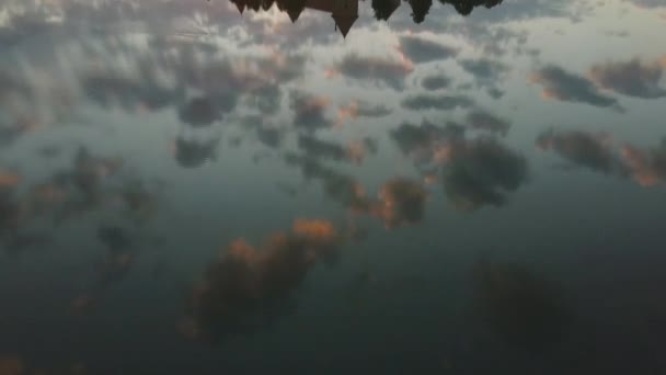 リトアニアのトラカイ湖の真ん中にある城 — ストック動画