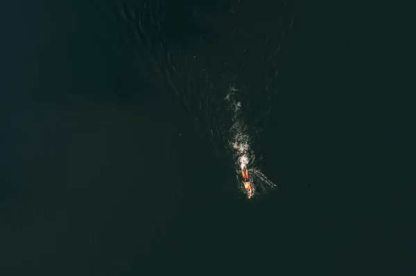 Luchtfoto op een zwemmer in het blauwe water van een meer. — Stockfoto