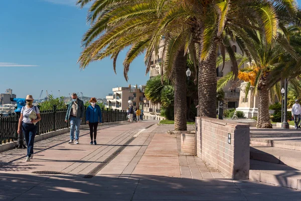 Tarragona, İspanya: 27 Eylül: Tarragona 'da güneşli bir gün, İspanya' da Passeig de les Palmeres 'de yaşayan insanlar - UNESCO' nun Dünya Mirası Alanı.