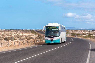 Corralejo, Fuerteventura, İspanya: 2020 yılı sonbaharında İspanya 'nın Fuerteventura kentindeki Dunas de Corralejo Doğal Parkı' nda otobüs.
