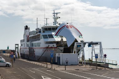 Corralejo, Fuerteventura, İspanya: 30 Eylül 2020: İspanya 'nın Kanarya Adaları' ndaki Fuerteventura şehrindeki Corralejo limanında feribot Armas.