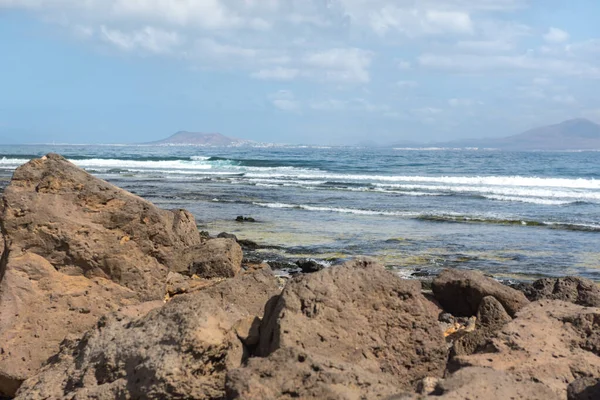 Słoneczny Dzień Wybrzeżu Fuerteventury Gdzie Można Zobaczyć Lanzarote Oddali Wyspach — Zdjęcie stockowe