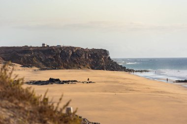 El Cotillo, Fuerteventura, İspanya: 2020 yazında İspanya 'nın Kanarya Adaları' ndaki El Cotillo 'da Fuerteventura Sahili' nde insanlar.