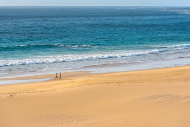 El Cotillo, Fuerteventura, İspanya: 1 Ekim 2020: Bir çift 2020 yazında İspanya 'nın Kanarya Adaları' ndaki El Cotillo 'da Fuerteventura Sahili' nde yürüyüş yaptı..