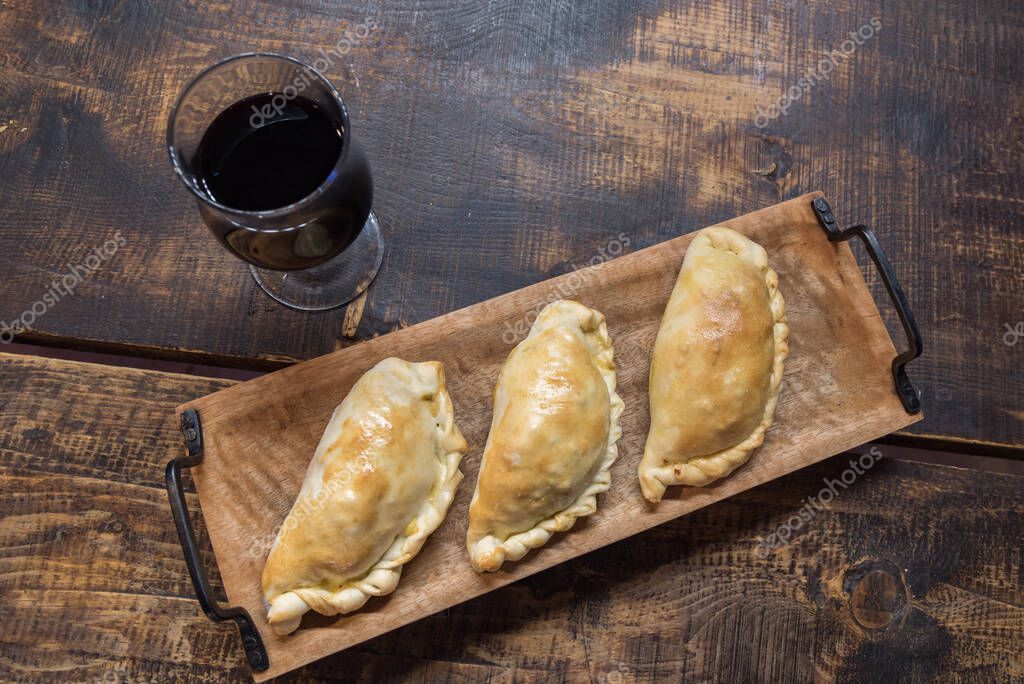 Empanadas argentinas y uruguayas tradicionales horneadas pasteles salados con relleno de carne