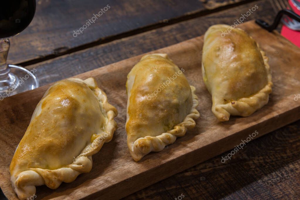 Empanadas argentinas y uruguayas tradicionales horneadas pasteles salados con relleno de carne