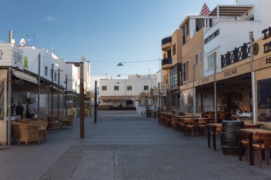 Corralejo, Fuerteventura, İspanya: 30 Eylül 2020: Kanarya Adaları, Fuerteventura, Corralejo 'da güneşli bir gün.
