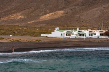 Pozo Negro, Fuerteventura, İspanya; 2020 Ekim: İspanya 'nın Fuerteventura adasındaki Pozo Negro sahilinde insanlar yürüyor.